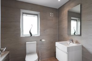 Family bathroom- click for photo gallery